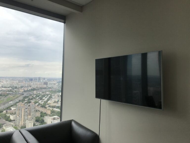 телевизор в офисе на стене